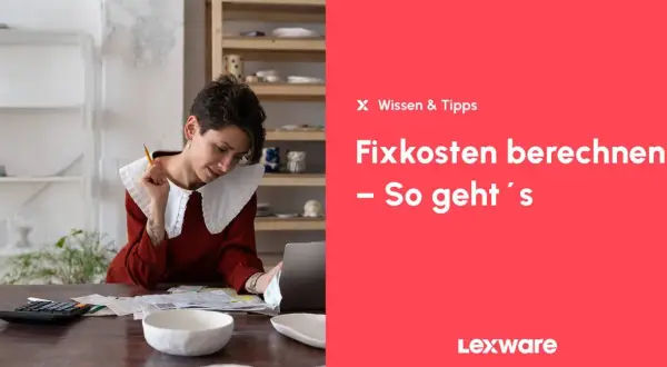 Frau mit Stift und Taschenrechner, um Fixkosten zu berechnen. Tipps für Ihr Unternehmen.