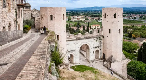 Porta Romana, uno dei borghi più belli d'Italia in Umbria, con le sue torri medievali e l'arco imponente.