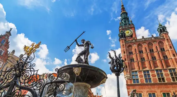 Neptunfontänen med sitt imponerande torn i bakgrunden, en ikonisk vy från Gdansk Sopot.