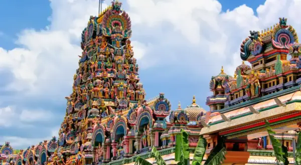 Bunter, detailreicher Hindu-Tempel mit vielen Figuren, ein Wahrzeichen von Malaysia.