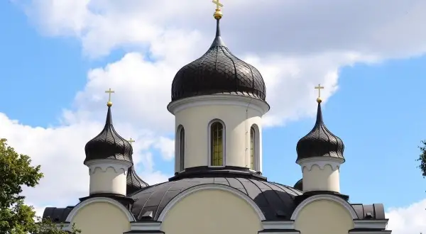 Cerkiew z kopułami i krzyżami, jeden z najciekawszych miejsc świętych w Polsce ukrytych w małych wioskach.