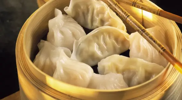 Dampfende Dim Sum im Bambuskorb, bereit zum Genießen. Ein köstliches Dim Sum Rezept zum Nachmachen.