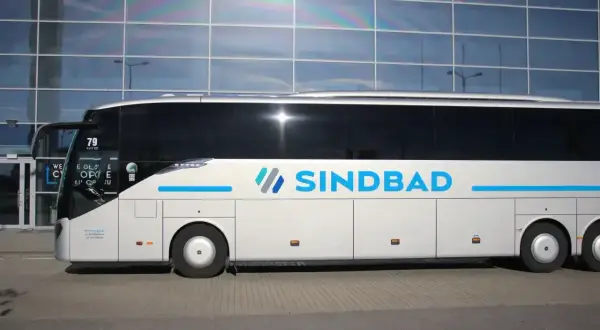 Biały autokar Sindbad z niebieskim logo. Sprawdź sindbad ceny biletów na podróż.