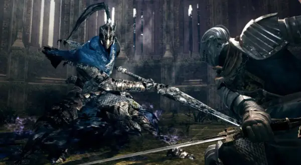 Zwei Ritter in Rüstung kämpfen in einer Ruine. Der eine trägt ein blaues Tuch, der andere ein Schwert. Ein Kampf wie in Dark Souls 4.