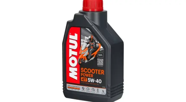 Czarna butelka oleju Motul 5W 40 Scooter Power 4T z czerwonym korkiem. Na etykiecie skuter i kierowca.