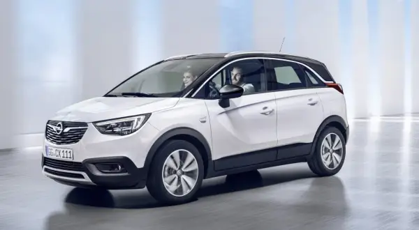 Biały Opel Grandland z parą w środku. Szukasz opinii na forum o tym modelu?