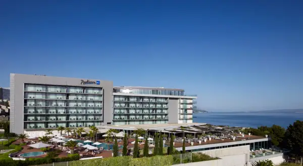 Nowoczesny hotel Radisson Blu Split z basenami i widokiem na Adriatyk.