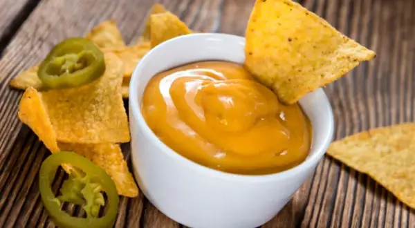 Prepara Salsa Cheddar para Nachos: ¡El Sabor del Cine en Casa!