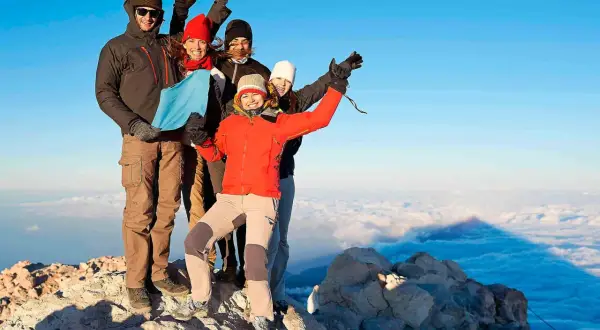 Szczęśliwi zdobywcy szczytu Teide, pozujący na tle morza chmur. Wspaniałe wspomnienie z wejścia na Teide!