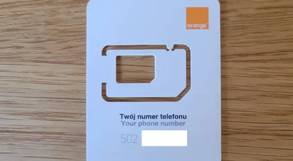 Karta SIM Orange z wyciętym miejscem na numer telefonu. Gotowa do rejestracji numeru Orange.