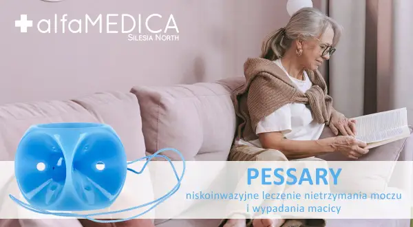 Niebieski pessary, pomoc w leczeniu nietrzymania moczu i wypadania macicy. Starsza kobieta czyta książkę na kanapie.