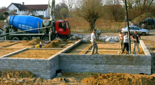 Budowa fundamentów: betonowóz czeka, aż ile fundamenty muszą odstać, zanim ruszą dalsze prace.