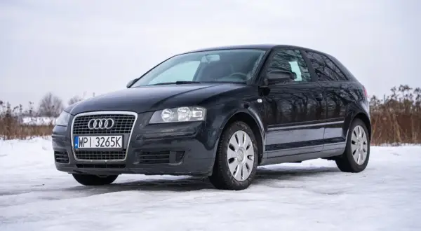 Czarny Audi A3 2004 na śniegu, gotowy na zimowe przygody.