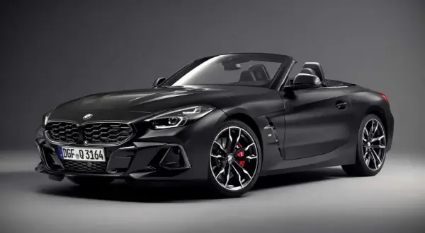 Un elegante BMW Z4 capota dura negro mate, listo para la carretera.