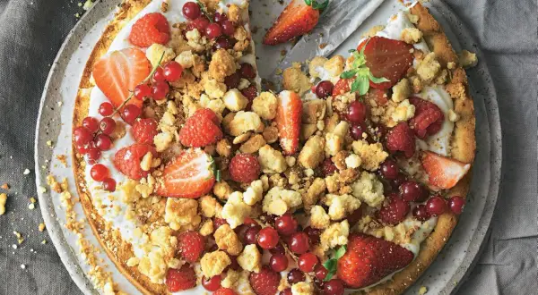 Ein köstlicher low carb Kuchen mit frischen Beeren, Streuseln und Sahne. Ein Genuss für alle Sinne!