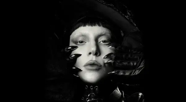 Lady Gaga w czerni, z pazurami i welonem. Wygląda jakby przygotowywała się do koncertu w Polsce.