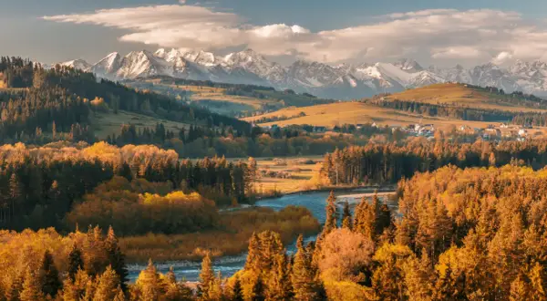 Malowniczy widok na Tatry, rzekę i jesienne lasy. Idealne miejsce na letnie atrakcje w Białce Tatrzańskiej.