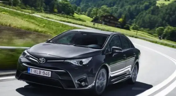 Ile pali Toyota Avensis 1.8 benzyna? Sprawdź realne zużycie paliwa