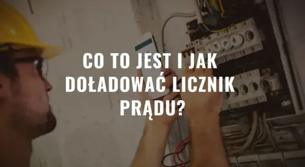 Instrukcja, jak doladowac licznik prądu, z mężczyzną w kasku i panelem elektrycznym.