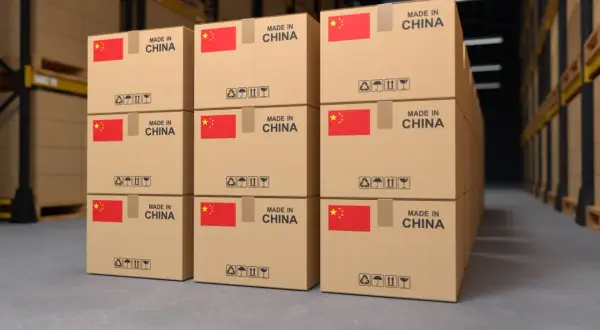 Pudełka z flagą Chin i napisem "MADE IN CHINA" gotowe do wysyłki palet za granicę.
