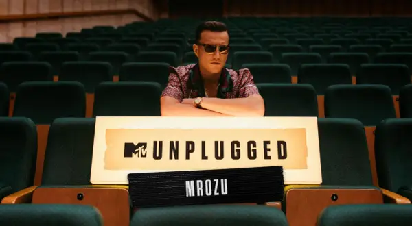 Mrozu w okularach siedzi przed tablicą MTV Unplugged. Czeka na swój występ, jakby to była jego mrozu płyta.