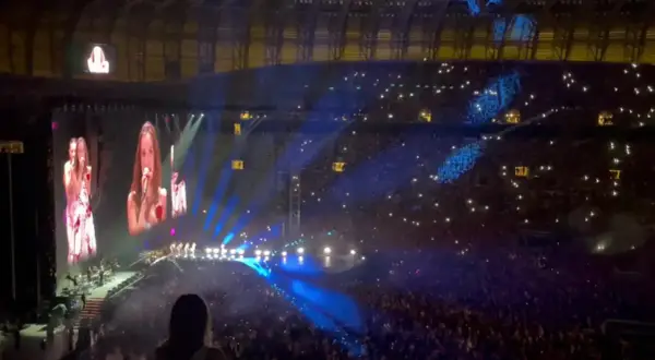 Wielki koncert w Gdańsku 2025! Widownia rozświetlona tysiącami świateł, na scenie artystki śpiewają do mikrofonów, a na telebimach ich zbliżenia.