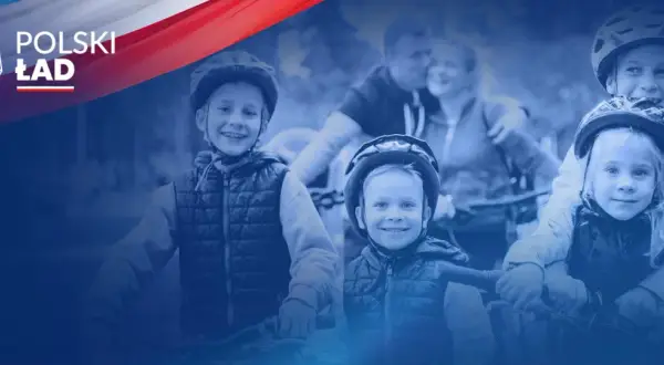 Uśmiechnięte dzieci w kaskach na rowerach, symbolizujące radość i wsparcie dla rodzin w ramach programu Polski Ład.