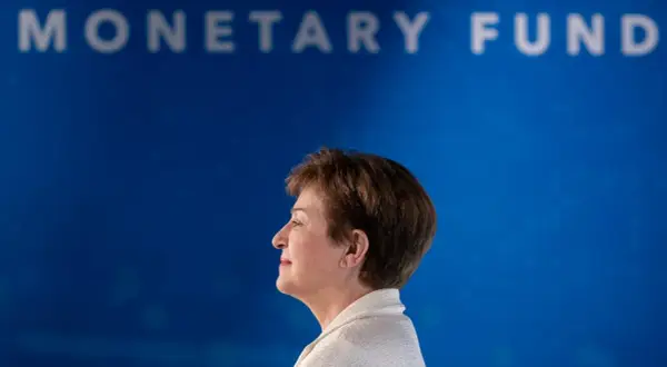 Kristalina Georgieva, szefowa IMF (Międzynarodowego Funduszu Walutowego), na tle niebieskiego banera z napisem "MONETARY FUND".