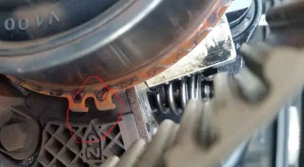 Uszkodzony ząb koła pasowego przy wymianie wałka rozrządu 1.9 TDI. Czerwone koło zaznacza problem.