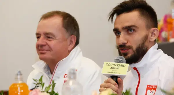 Zbigniew Król, trener, z młodym sportowcem podczas konferencji prasowej.