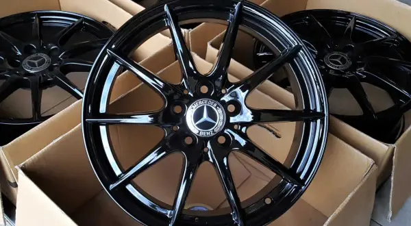 Błyszczące, czarne felgi do Mercedesa GLA 220 w kartonach.