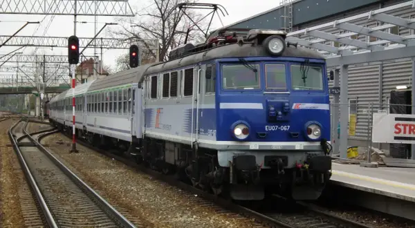Niebieski pociąg PKP Intercity EU07-067 na torach. Różnica między TLK a IC to komfort i prędkość podróży.