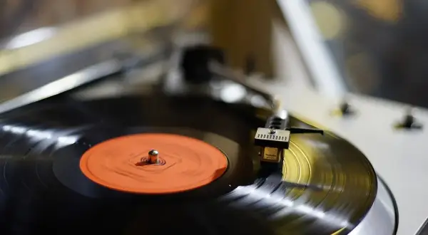 Gramofon odtwarza płytę winylową. Czy to brzmienie indie pop, co to?