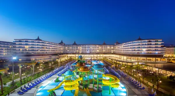 Eftalia Ocean: rozświetlony hotel z parkiem wodnym i basenami, idealny na wakacje nad morzem.