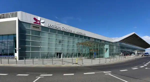 Nowy terminal Lotniska Chopina w Warszawie, gotowy na podróżnych z Torunia.
