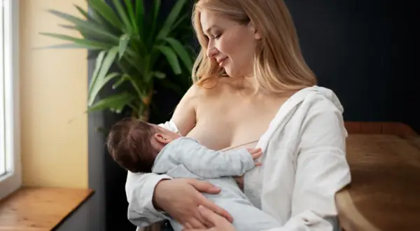 Matka karmi piersią dziecko. Wiele kobiet zastanawia się, po jakim czasie od porodu można zajść w ciążę, gdy karmią.