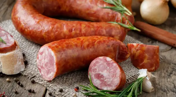 Domowa kiełbasa swojska: Przepis na 10 kg | Smak i jakość