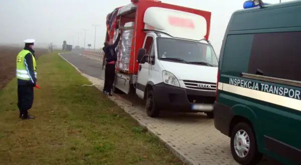 Inspektor transportu kontroluje białą ciężarówkę. Do ilu ton można jeździć na kat B?