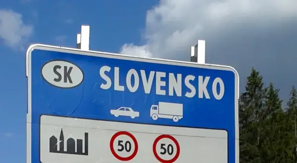 Granica Słowacji. Znak informuje o ograniczeniu prędkości do 50 km/h. Warto sprawdzić, ile kosztuje winieta na Słowacji przed podróżą.