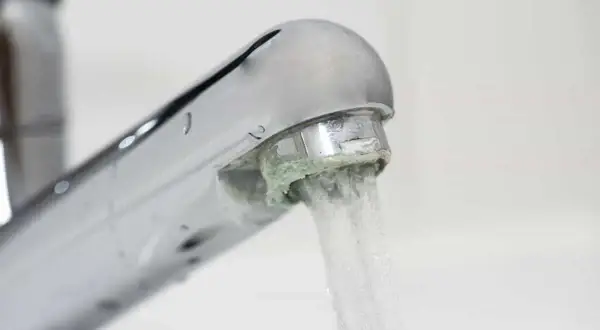 Robinet entartré, signe d'eau dure. Un adoucisseur d'eau est essentiel pour une eau potable de qualité et pour préserver vos appareils.