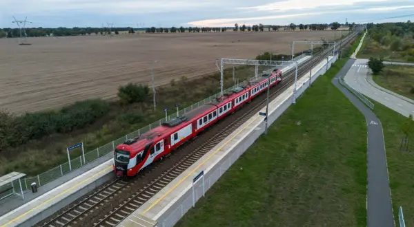 Czerwono-biały pociąg PKP Intercity na trasie Poznań-Jarocin mija stację Złotniki Grzybowe.