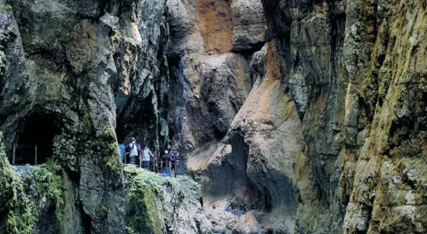 Wanderer erkunden die beeindruckende Klamm Garmisch mit ihren steilen Felswänden und moosbewachsenen Gängen.