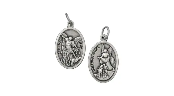 Medalla de ángeles custodios: San Miguel luchando y un ángel guardián protegiendo a dos niños.