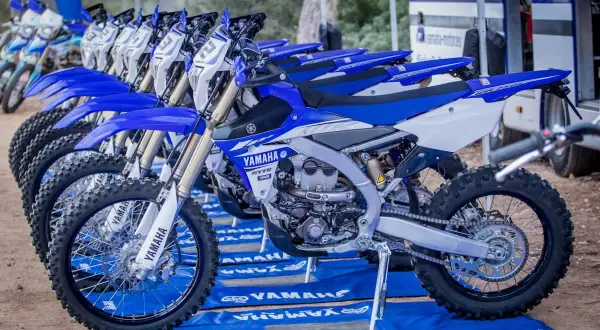 Fila de motos Yamaha WR450F azules y blancas listas para la acción.