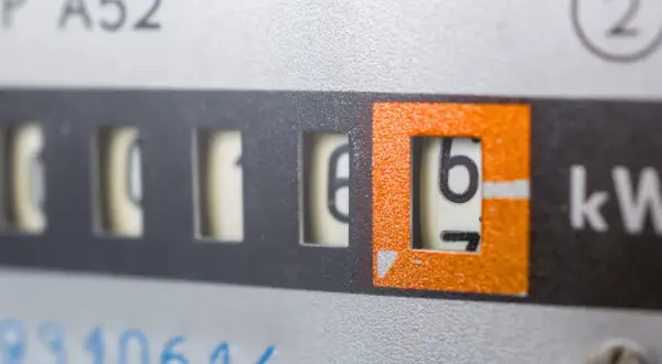 Zbliżenie na licznik energii elektrycznej, widoczne cyfry wskazujące zużycie w ramach taryfy c12a.