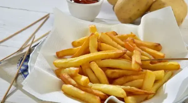 Ile smażyć frytki na patelni? Sekret chrupkości w 7-11 min.