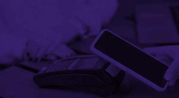 Zbliżenie na płatność zbliżeniową telefonem. Dowiedz się, jak sprawdzić numer karty kredytowej w aplikacji.