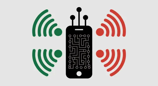 Smartphone noir avec circuit imprimé, entouré de signaux verts et rouges. L'iPhone 11 est-il 5G ou pas ?