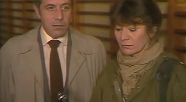 Mężczyzna w płaszczu i kobieta w wojskowej kurtce, jakby bohaterowie zdążyć przed panem bogiem, patrzą w dół, być może na mikrofon.
