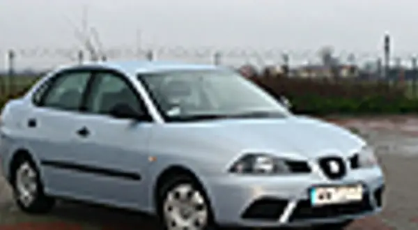 Jasnosrebrny Seat Cordoba stoi na parkingu.